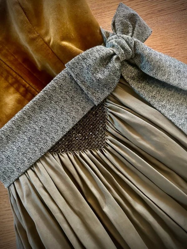 perlen dirndlschürze hell